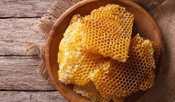 فوائد شمع العسل| القيم الغذائية التي يحتوي عليها شمع العسل