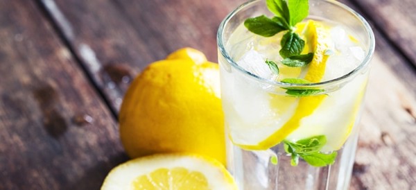 فوائد وأضرار تناول الماء والليمون على الريق لانعاش الجسم
