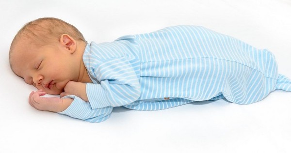 نوم الرضيع على بطنه و 6 أضرار تنتج عن نوم الرضيع على بطنه 3 نوم الرضيع على بطنه