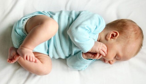 نوم الرضيع على بطنه و 6 أضرار تنتج عن نوم الرضيع على بطنه 4 نوم الرضيع على بطنه