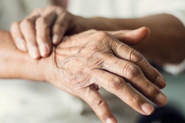 مرض باركنسون وأعراضه و 6 وصفات طبيعية للقضاء عليه 2 مرض باركنسون