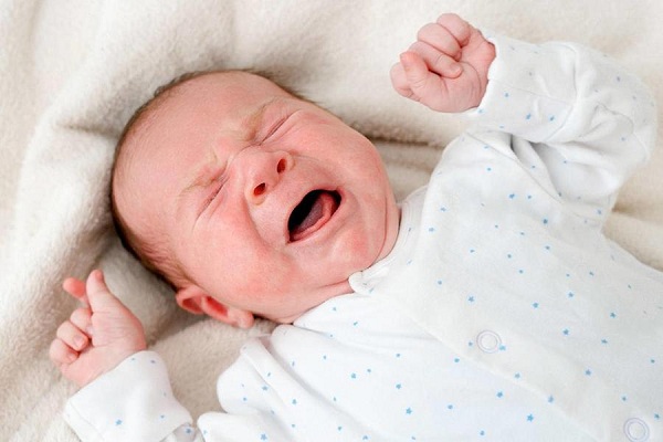 بكاء الطفل الرضيع في الشهور الأولى