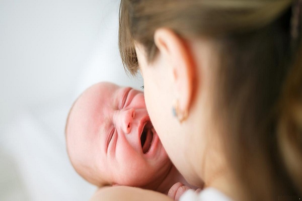 بكاء الطفل الرضيع في الشهور الاولى
