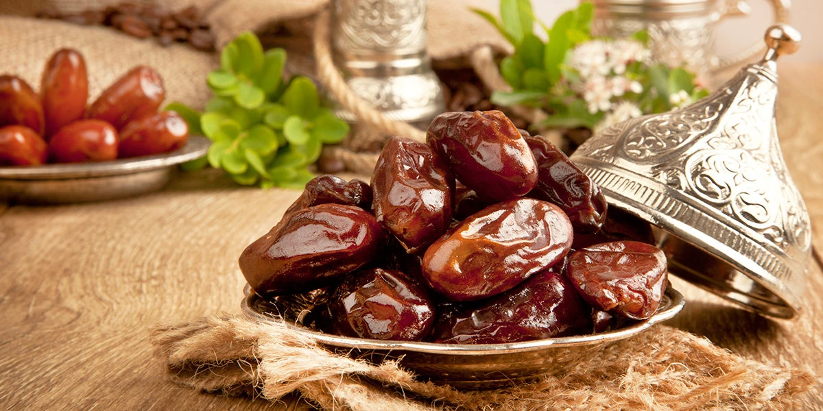 تفسير رؤية التمر في المنام هل جيد ام لا ؟ 1 تفسير رؤية التمر في المنام
