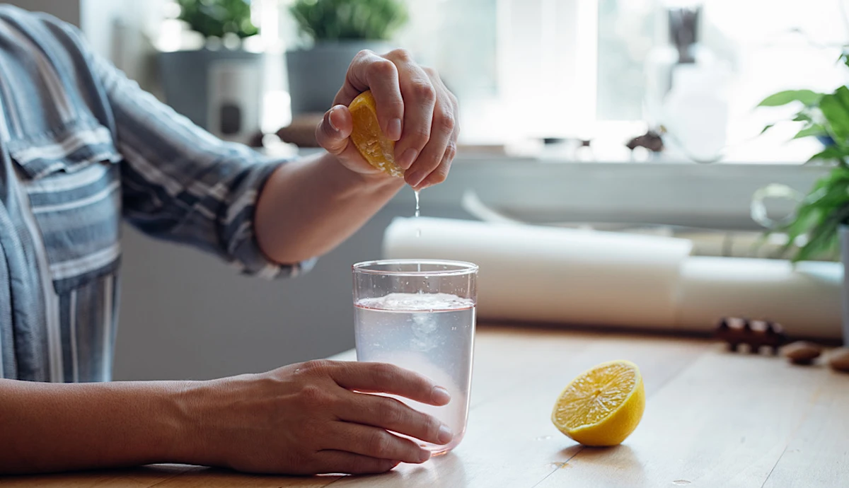 فوائد شرب الماء مع الليمون