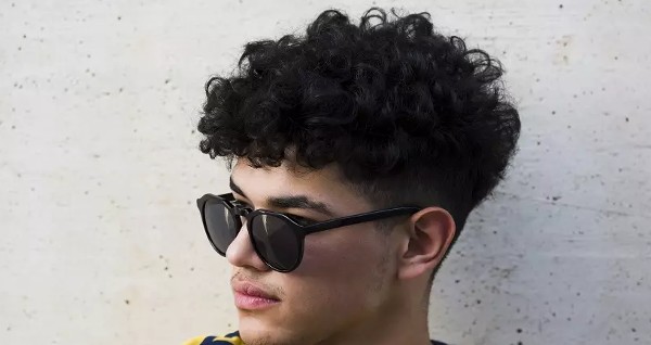 الشعر الكيرلي للشباب وأجمل 4 تسريحات للشعر المجعد 4 الشعر الكيرلي للشباب