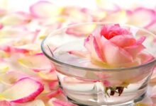 تجربتي مع ماء الورد للوجه قبل النوم 27 ما هي تجربتي مع ماء الورد للوجه قبل النوم؟