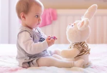 متى يجلس الطفل بمفرده ؟ 13 متى يجلس الطفل