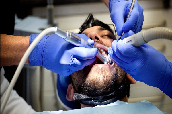 طبيب أسنان عربي في بريمن