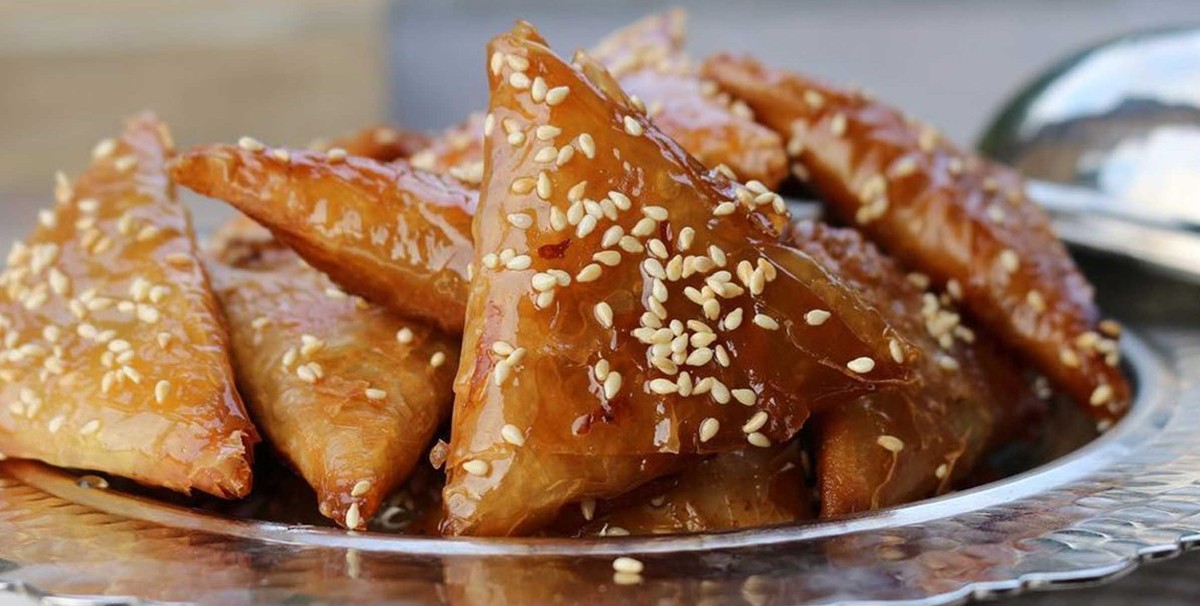 طريقة مثلثات السميد اللذيذ بعدة انواع 1 طريقة مثلثات السميد