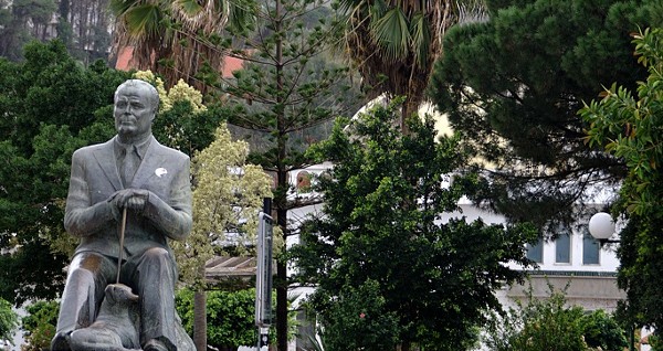 تمثال الحبيب بورقيبة