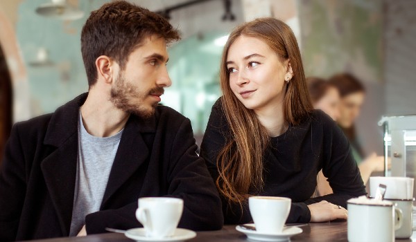 كيف اعرف أنها تحبني من تصرفاتها ؟ 4 كيف اعرف أنها تحبني