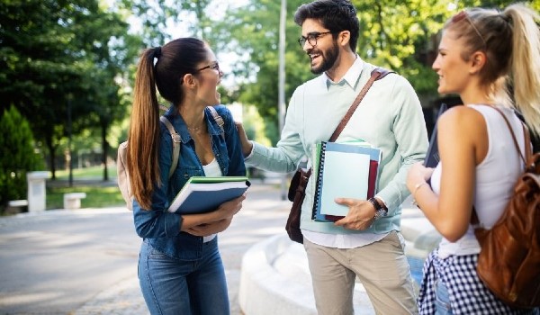 كيف تتكلم مع فتاة لأول مرة وماذا أقول؟ 4 كيف تتكلم مع فتاة لأول مرة وماذا أقول؟